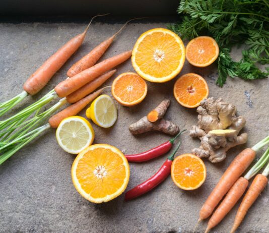 “마음챙김 식사, 바쁜 일상 속 건강 찾는 새로운 습관” sliced orange fruit beside green and orange vegetable