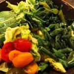 “덜고, 더하고, 새롭게” 건강한 식단, 작은 변화에서 시작하세요 a brown bowl filled with vegetables on top of a wooden table