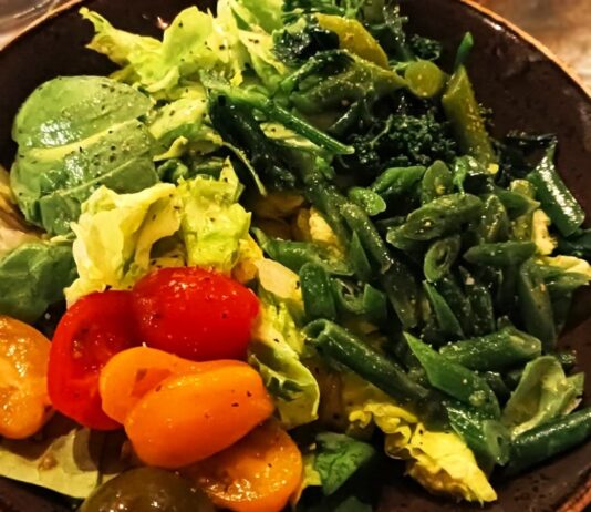 “덜고, 더하고, 새롭게” 건강한 식단, 작은 변화에서 시작하세요 a brown bowl filled with vegetables on top of a wooden table