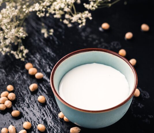 근육 건강 지키기, 일상의 작은 변화가 만든다 white powder in bowl