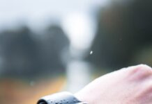 AI와 함께하는 똑똑한 건강 습관, 일상에서 실천하기 person wearing Apple Watch at 14:24