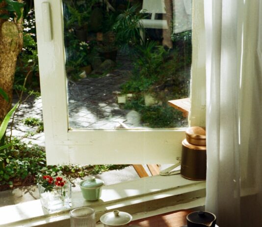 늘어나는 만성피로, 작은 습관 변화로 활력 찾기 Tea set arranged on a wooden tray by the window.