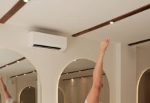 ‘필라테스 열풍’, 나만의 공간에서 몸과 마음을 가꾸는 새로운 건강 습관 Woman does a pilates exercise on a reformer.