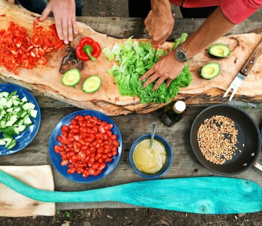 ‘마음 챙김 식사’가 주목받는 이유…현대인의 건강 식습관 변화 person slicing green vegetable in front of round ceramic plates with assorted sliced vegetables during daytime