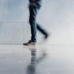 일상 속 ‘걷기 루틴’이 만든 긍정적 변화… 소소한 실천법 인기 person wearing blue denim jeans beside gray wall