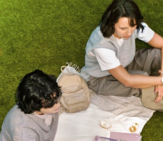 ‘웰니스’로 바뀌는 직장인 건강관리, 일상에서 실천하는 작은 변화가 해법 Two people having a picnic on the grass