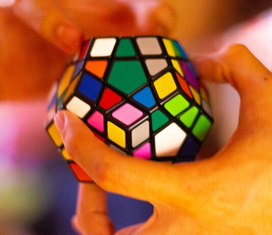 “뇌건강, 매일의 작은 습관에서 시작된다… 일상 속 뇌 지키는 생활법” person holding 3 x 3 rubiks cube
