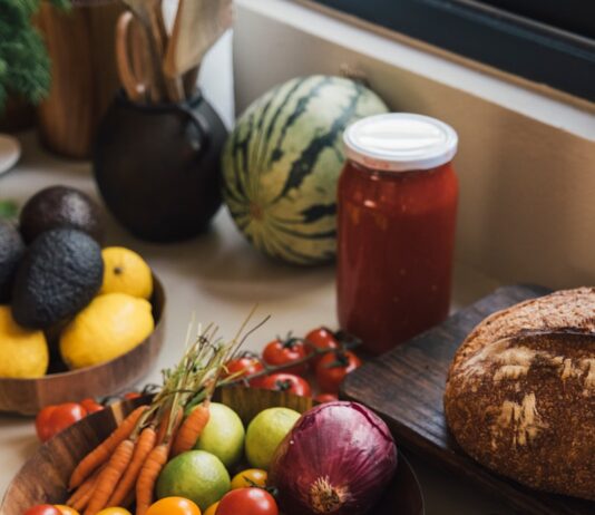 여성 건강관리, “작은 루틴이 큰 변화를 만듭니다” Fresh produce including tomatoes, carrots, and avocados on a counter.