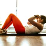 근육 건강, 일상 속 작은 변화로 지키는 최신 트렌드 woman exercising indoors