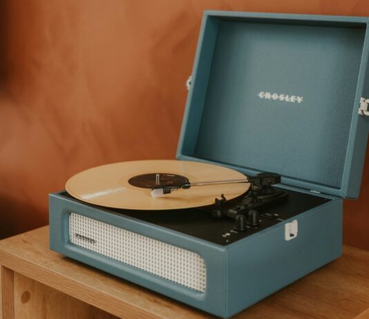 몸과 마음을 돌보는 일상, 정신건강을 지키는 새로운 생활 루틴 A blue record player with a record on it.