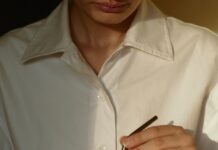 일상 속 건강을 챙기는 ‘웰니스 문화’…작은 변화로 큰 행복 찾기 person in white button up shirt holding clear drinking glass with green liquid