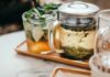 건강을 위한 새로운 선택, 대체요법 일상에 스며들다 clear glass mug on tray