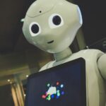 내 손안의 AI, 건강관리에 날개를 달다 white robot toy holding black tablet