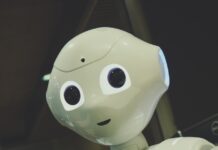 내 손안의 AI, 건강관리에 날개를 달다 white robot toy holding black tablet