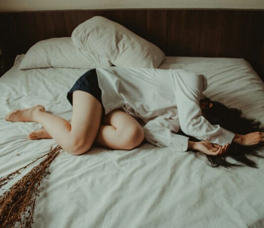 “만성피로, 신체 리듬을 바로잡는 ‘작은 변화’가 해답” woman lying on bed