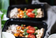 “균형 잡힌 식단, 더 쉽고 똑똑하게 실천하는 법” a couple trays of food