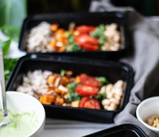 “균형 잡힌 식단, 더 쉽고 똑똑하게 실천하는 법” a couple trays of food